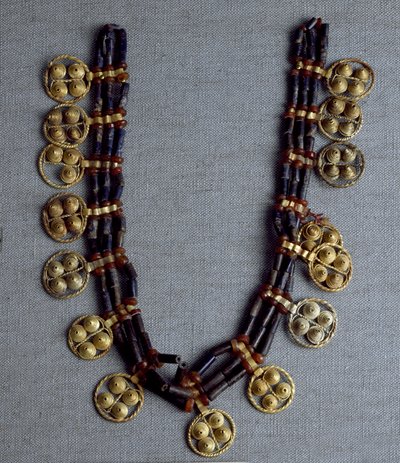 Arte sumerio: collar con colgantes de oro y cuentas de lapislázuli de Sumerian Sumerian