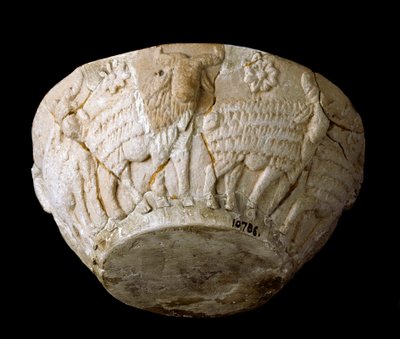 Arte sumerio: relieve tallado en piedra caliza con carneros (3000 a.C.) de Sumerian Sumerian