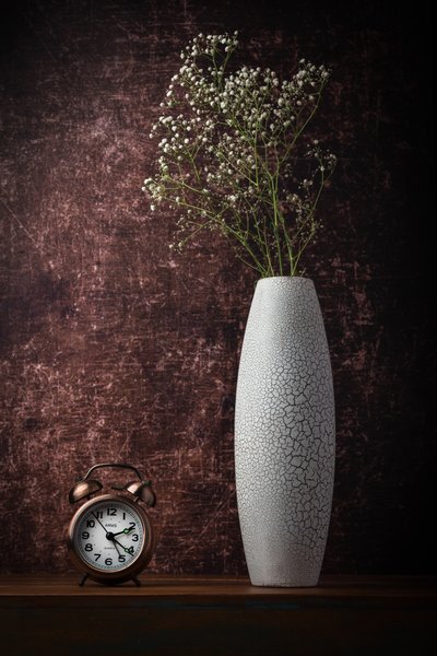 Reloj antiguo y flores de Sumit Dhuper