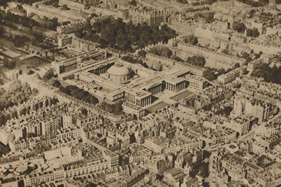 Vista novedosa del Museo Británico rodeado por los árboles masivos de Bloomsbury de Surrey Flying Services