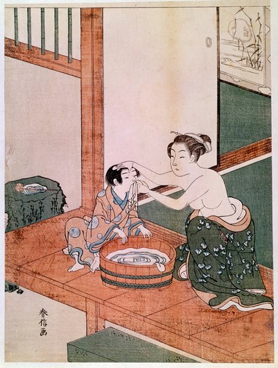 Madre desnuda lavando a su hijo en Japón cerca de una palangana llena de agua de Suzuki Harunobu