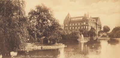 Malmo: Parte del parque del castillo con el museo (foto b/n) de Swedish Photographer
