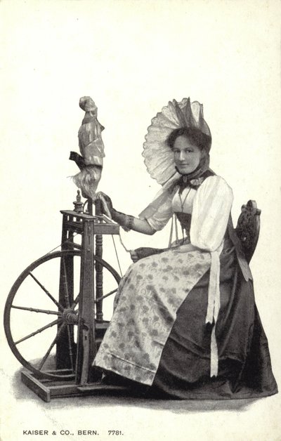 Mujer sentada en una rueca de Swiss Photographer