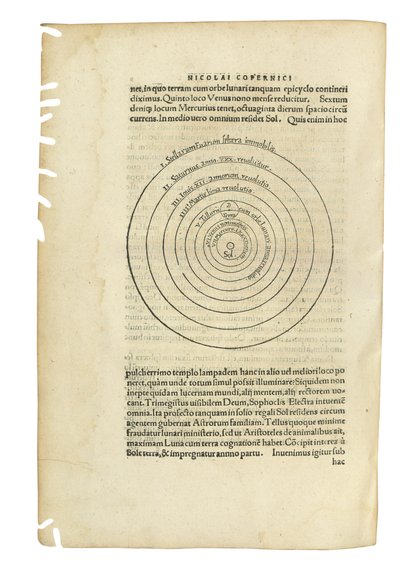 "De Revolutionibus Orbium Coelestium" de Nicolaus Copernicus y "De Libris Revolutionum Nicolai Copernici Narratio Prima" de Georg Johan Rheticus, dos obras en un volumen, Basilea, 1566-67 de Swiss School