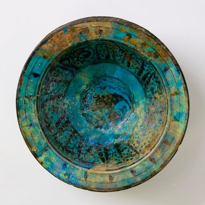 Un Plato de Cerámica Raqqa Turquesa del Siglo XIV de Syrian School