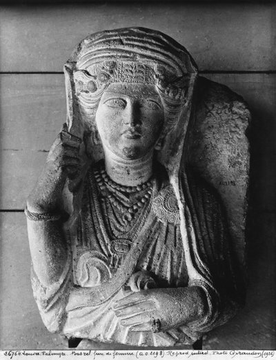 Relieve funerario de una figura femenina, de Palmira, Siria de Syrian School