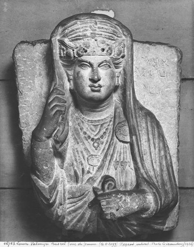 Relieve funerario de una figura femenina, de Palmira, Siria de Syrian School