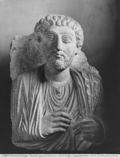 Relieve funerario de una figura masculina, de Palmira, Siria de Syrian School