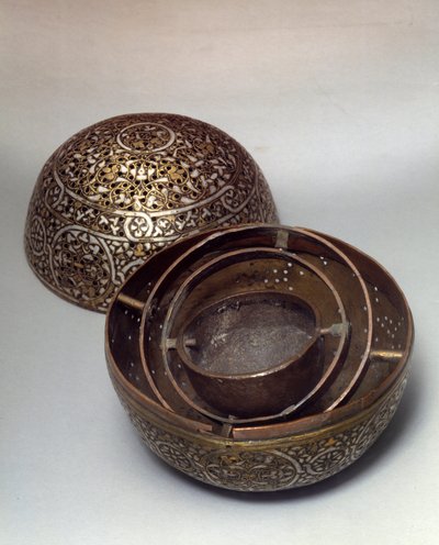 Arte Oriental: Perfume Burle o calentador de manos de Siria, finales del siglo XV, principios del siglo XVI. Aleación de cobre martillada con decoración grabada, perforada, incrustada con oro, plata y pasta negra. París, Museo del Louvre de Syrian School
