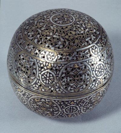 Arte Oriental: Perfume Frule (quemador de perfume) o calentador de manos de Siria, finales del siglo XV, principios del siglo XVI. Aleación de cobre martillada con decoración grabada, perforada, incrustada con oro, plata y pasta negra. París, Museo del Lou de Syrian School