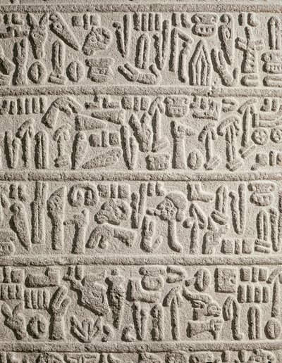 Fragmento de escritura jeroglífica que relata la vida del rey Katusas, hitita de Syrian Syrian