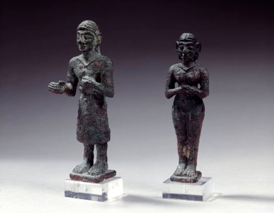 Estatuillas de adoradores y diosa en bronce, de Siria 2300-2000 a.C. París, Museo del Louvre de Syrian Syrian