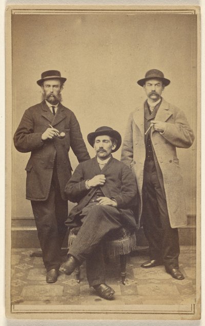 [Tres hombres no identificados con sombrero, sosteniendo una pipa o un puro, todos con bigote y/o barba] de T.M. Schleier
