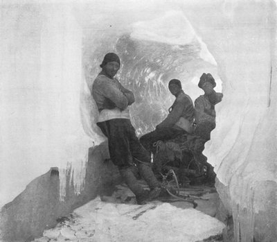 El primer grupo occidental en un túnel de hielo natural, c1911, 1913 de T. Griffith Taylor
