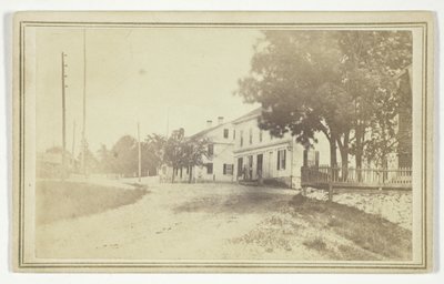 Sin título (vista de la carretera con casas de tablones blancos) de T. Holmes