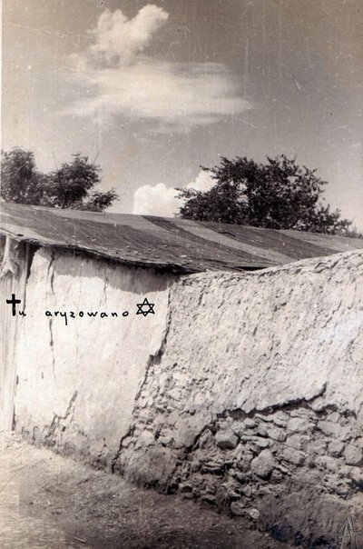 Jędrzejów. Muro del cementerio en la calle Kielecka. Durante la ocupación alemana, lugar de numerosas ejecuciones de polacos y judíos de Tadeusz Przypkowski