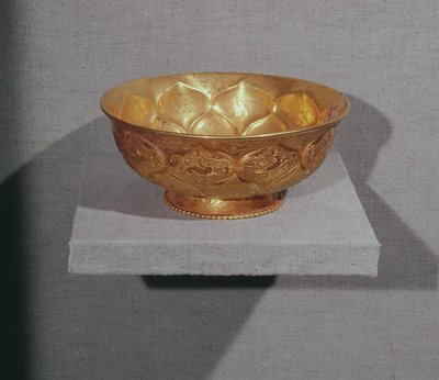 Cuenco decorado con pétalos de loto en relieve de Tang Dynasty Chinese School