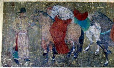 Arte chino: dos palafreneros conduciendo cuatro caballos en un establo imperial (detalle) de Tang Dynasty Chinese School