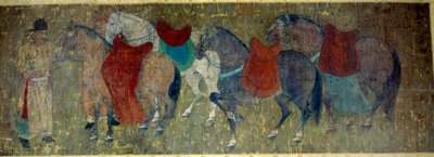 Arte chino: dos palafreneros conduciendo cuatro caballos en un establo imperial. Fragmento de un rollo de seda atribuido a Han Kan, pintor de la corte del emperador Hiuan Tsong (712-756). Período Tang. Dim. 50x141 cm París, Museo Cernuschi de Tang Dynasty Chinese School