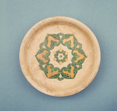 Plato de ofrenda chino, con líneas incisas para evitar que el color se corra, Dinastía Tang, 618-906 de Tang Dynasty Chinese School