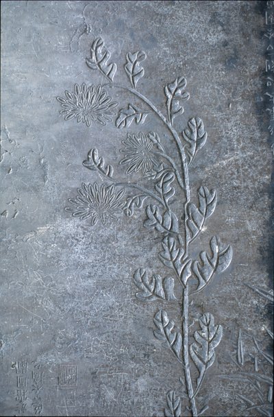 Estela grabada con un crisantemo, flores y hojas, 618-907 (piedra) de Tang Dynasty Chinese School