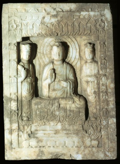 Estela que representa al Buda rodeado por sus dos asistentes, 618-907 (piedra caliza) de Tang Dynasty Chinese School