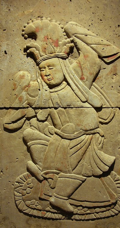 Estela de terracota con bailarina, dinastía Tang (618-907), descubierta en la provincia de Shaanxi, Museo del Bosque de Estelas en Xian. Fotografía, Leonard de Selva, China, 2006. de Tang Dynasty Chinese School