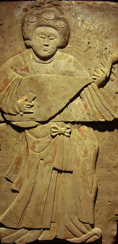 Estela de terracota con músico, Dinastía Tang (618-907), descubierta en la Provincia de Shaanxi, Museo del Bosque de Estelas en Xian. Fotografía, Leonard de Selva, China, 2006. de Tang Dynasty Chinese School