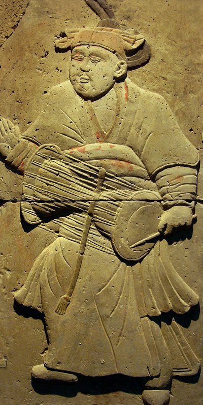 Estela de terracota con músico, Dinastía Tang (618-907), descubierta en la Provincia de Shaanxi, Museo del Bosque de Estelas en Xian. Fotografía, Leonard de Selva, China, 2006. de Tang Dynasty Chinese School