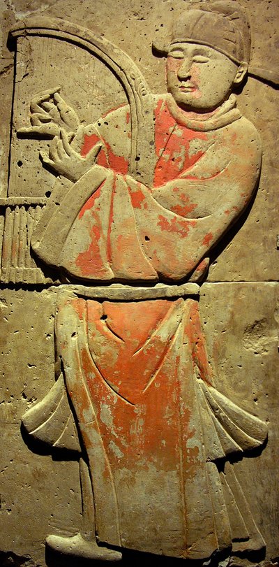 Estela de terracota con músico, Dinastía Tang (618-907), descubierta en la Provincia de Shaanxi, Museo del Bosque de Estelas en Xian. Fotografía, Leonard de Selva, China, 2006. de Tang Dynasty Chinese School