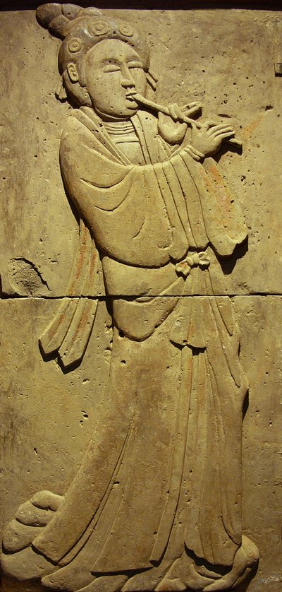 Estela de terracota con músico, Dinastía Tang (618-907), descubierta en la Provincia de Shaanxi, Museo de la Selva de Estelas en Xian. Fotografía, Leonard de Selva, China, 2006 de Tang Dynasty Chinese School