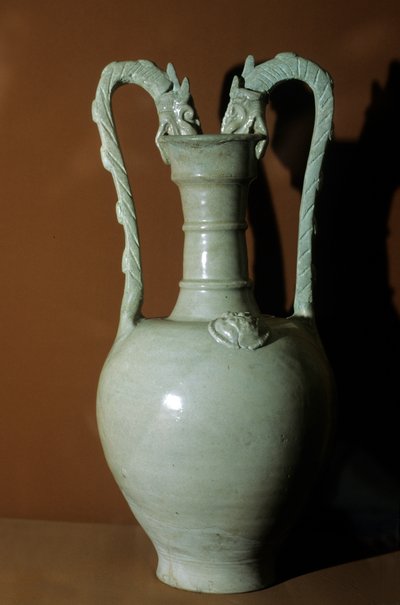 Jarrón con esmalte blanco, asas de doble dragón, decorado con flores en relieve en el vientre, 618-907 de Tang Dynasty Chinese School
