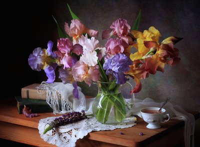 Naturaleza muerta con lirios de colores de Tatyana Skorokhod