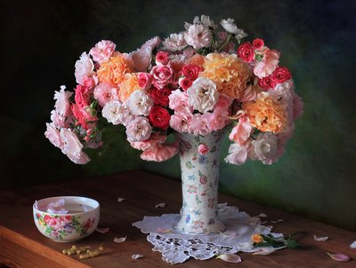 Naturaleza muerta con rosas de jardín de Tatyana Skorokhod