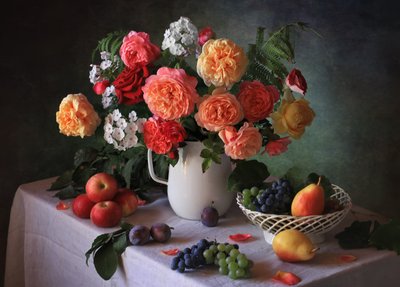 Rosas de jardín y fruta de Tatyana Skorokhod