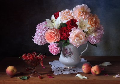 Naturaleza muerta floral exuberante de Tatyana Skorokhod