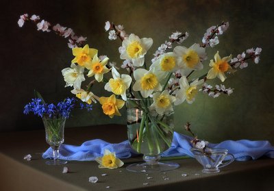 Arreglo floral primaveral con narcisos de Tatyana Skorokhod