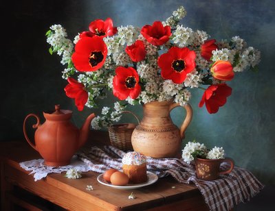 Mesa de Pascua con amapolas de primavera de Tatyana Skorokhod