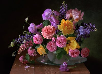 Naturaleza muerta floral llena de colorido de Tatyana Skorokhod