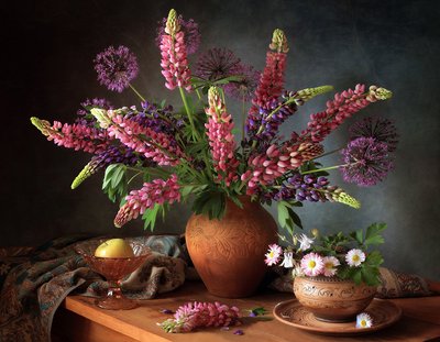 Naturaleza muerta con altramuces de colores vivos de Tatyana Skorokhod