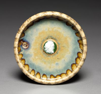 Plato con camafeo blanco y verde, c.1895 (gres y porcelana) de Taxile Maximin Doat