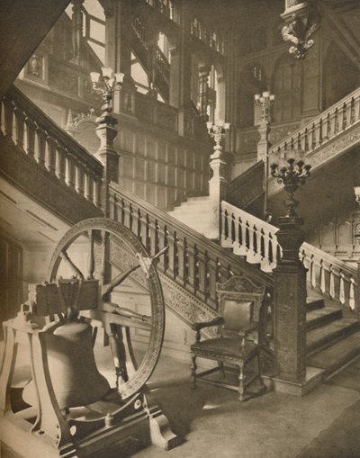 Magnífica escalera del Grocers Hall y la gran campana flamenca llamada Martin de Taylor