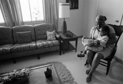 Una mujer afroamericana y su hijo en una nueva vivienda para personas con bajos ingresos en una zona rural de Virginia. de Ted Spiegel