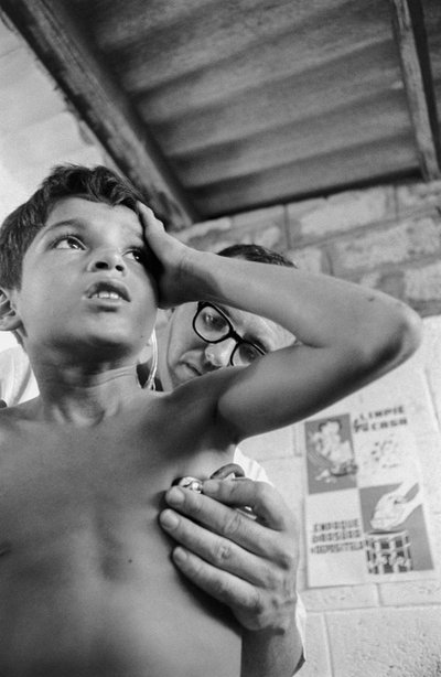 Un médico estadounidense utiliza un estetoscopio para diagnosticar a un niño ecuatoriano enfermo en el buque hospital SS Hope de Ted Spiegel