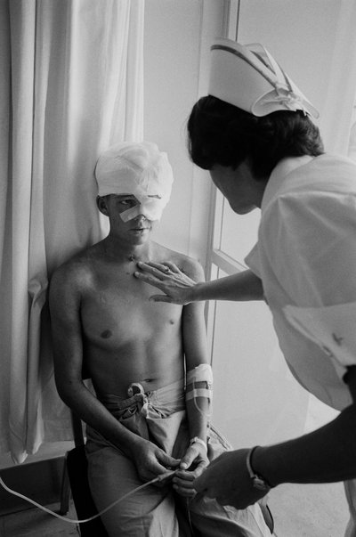 Soldados estadounidenses heridos en la guerra de Vietnam son trasladados en helicóptero al hospital de Clark A... de Ted Spiegel