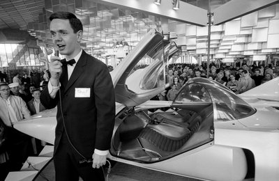 Anunciador con el futurista automóvil experimental de turbina de gas Firebird III en Gener... de Ted Spiegel