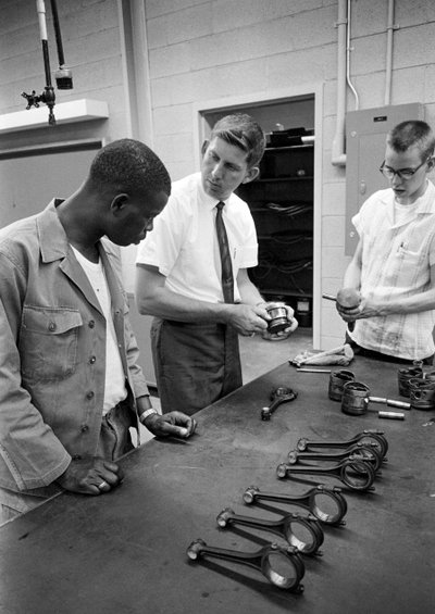 Formación en mecánica del automóvil en los Centros de Formación Industrial de Carolina del Norte en 1965... de Ted Spiegel