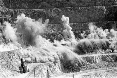 Voladura con dinamita en la mina de cobre a cielo abierto de Morenci para Phelps Dodge Smelte... de Ted Spiegel