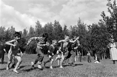 Chicos en carrera a pie durante un picnic junto al río Matanuska en Palmer, Alaska. de Ted Spiegel