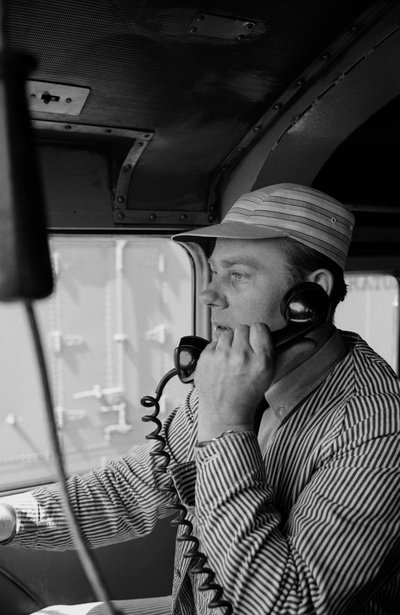 Charles Brockman, maquinista del Great Northern Railroad, habla por radioteléfono desde... de Ted Spiegel